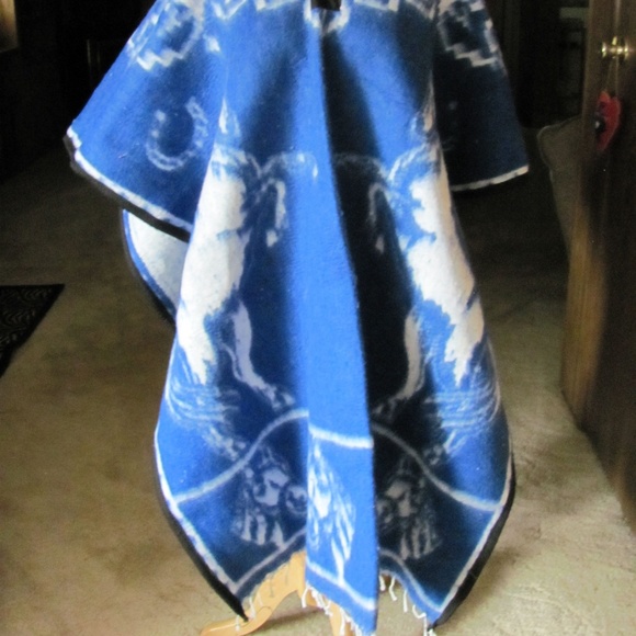 REVERSABLE Poncho with Horse Design  Measuring 41" - Picture 2 of 4